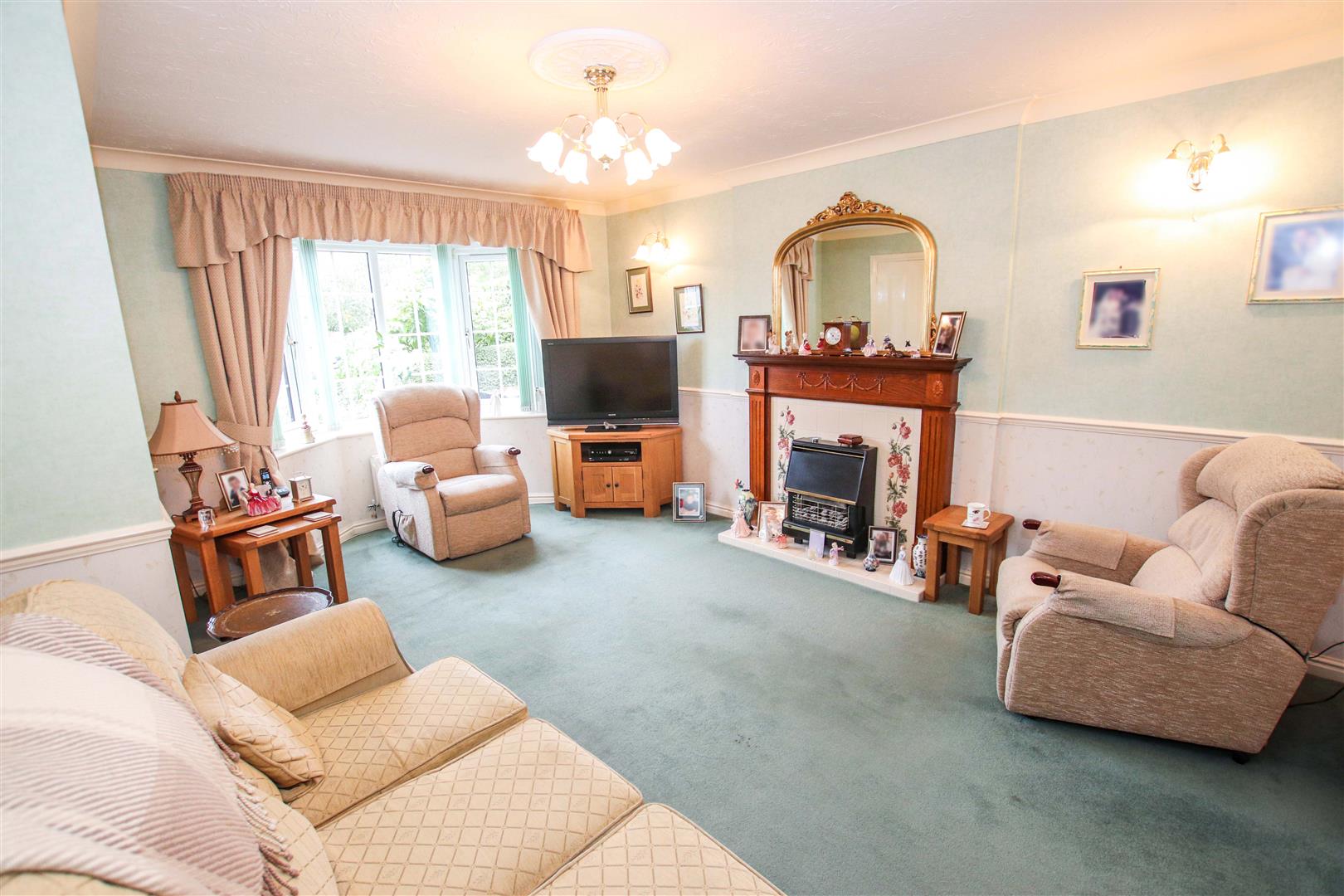 BAY FRONTED LOUNGE